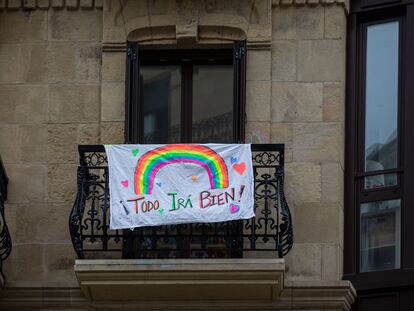 Un dibujo de un arcoiris y la frase "Todo irá bien" en San Sebastián el pasado 23 de marzo