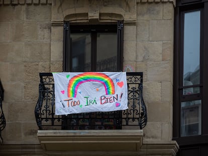 Un dibujo de un arcoiris y la frase "Todo irá bien" en San Sebastián el pasado 23 de marzo