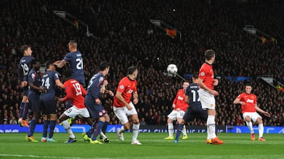 Robin Van Persie (d) del Manchester United anota de tiro libre su tercer gol ante el Olympiacos hoy, miércoles 19 de marzo de 2014, durante el partido de vuelta de octavos de final de la Liga de Campeones de la UEFA en el estadio Old Trafford de Manchester (Reino Unido). 