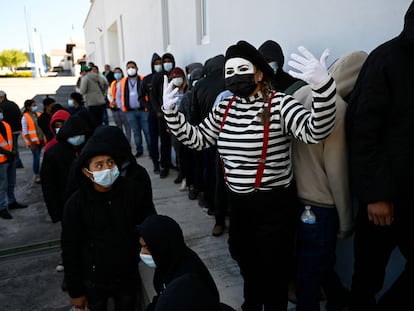 Una mujer disfrazada de mimo intenta animar a los menores que llegan al Instituto de Migración de Guatemala el 7 de febrero 2023