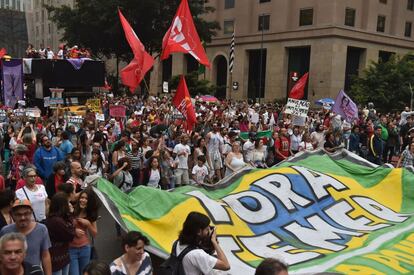 Manifestantes protestan contra el presidente Michel Temer en São Paulo (Brasil).