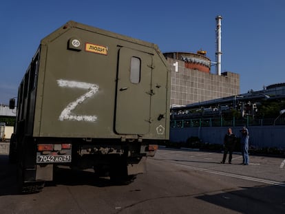 Un camión militar ruso, en la central nuclear de Zaporiyia, el pasado 15 de junio.