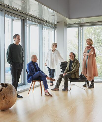 De Izda a dcha:Felipe Conde, fabricante de guitarras, Norman Villalta, artesano del calzado, Rosa Tous,gemóloga y vicepresidenta de Tous, Juan Carlos Albarrán, del Centro cerámico de Talavera y Joahanna Thörnblad, directora de los telares Teixidors.