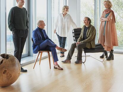 De Izda a dcha:Felipe Conde, fabricante de guitarras, Norman Villalta, artesano del calzado, Rosa Tous,gemóloga y vicepresidenta de Tous, Juan Carlos Albarrán, del Centro cerámico de Talavera y Joahanna Thörnblad, directora de los telares Teixidors.