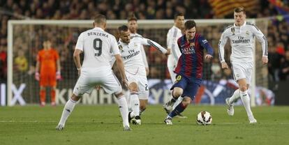 Messi, rodeado de jugadores del Madrid
