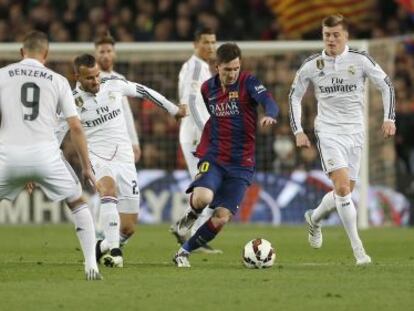 Messi, rodeado de jugadores del Madrid