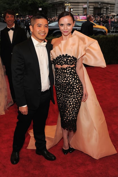 Christina Ricci junto a Thakoon Panichgul.