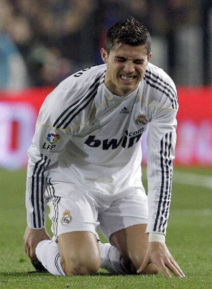 Cristiano Ronaldo se coge el tobillo lesionado durante el partido del domingo contra el Barça.