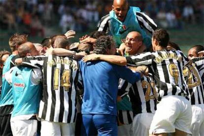 Los jugadores del Juventus celebran su gol contra el Reggina en Bari, al sur de Italia.