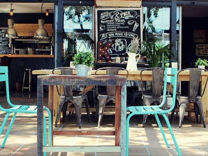 Terraza de El Kiosko, en Pozuelo, cadena madrileña pionera de los 'foodtrucks' y la comida callejera para comidistas.