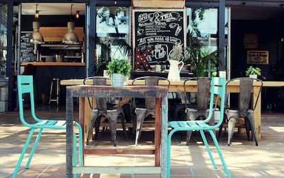 Terraza de El Kiosko, en Pozuelo, cadena madrileña pionera de los 'foodtrucks' y la comida callejera para comidistas.