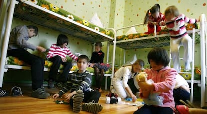 Niños huérfanos juegan en el centro de menores donde viven en Rostov (Rusia).