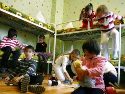 Ni&ntilde;os hu&eacute;rfanos juegan en el centro de menores donde viven en Rostov (Rusia).