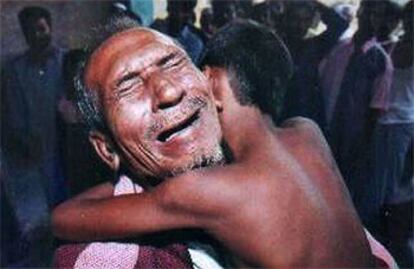 Familiares de las víctimas lloran tras el naufragio de un <i>ferry</i> ayer en Bangladesh.