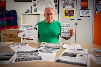 Pablo Santamaria, presidente de la asociación de vecinos del barrio madrileño de Quintana,  sostiene carteles de las protestas de hace años.