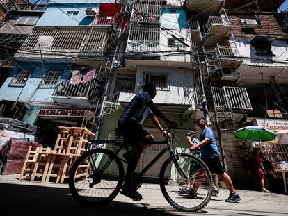 Transeúntes caminan por una calle del barrio Mugica, el 14 de febrero de 2023, en Buenos Aires (Argentina).