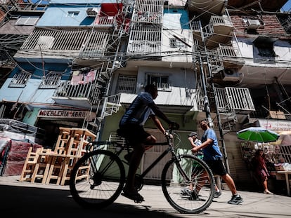 Transeúntes caminan por una calle del barrio Mugica, el 14 de febrero de 2023, en Buenos Aires (Argentina).