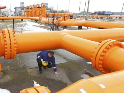 Un t&eacute;cnico revisa instalaciones de distribuci&oacute;n de gas ruso en Beregdaroc (Hungr&iacute;a).