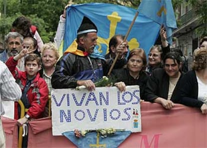 Aspecto festivo de una de las calles por las que discurrió el trayecto de la pareja.