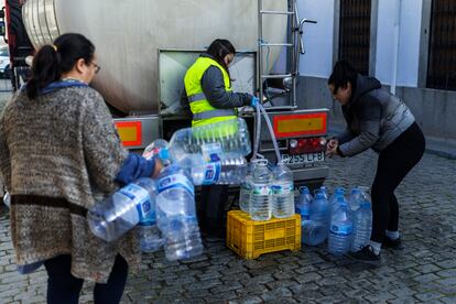 Varios vecinos rellenan sus garrafas de agua en un camión cisterna en el municipio cordobés de Pozoblanco el pasado mes de enero.