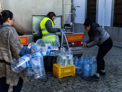 Varios vecinos rellenan sus garrafas de agua en un camión cisterna en el municipio cordobés de Pozoblanco el pasado mes de enero.