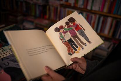 Marcelo Simonetti muestra una ilustración de su libro.
