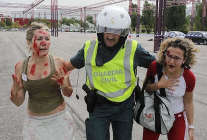 Los 500 enfermeros, provenientes de Madrid y de provincias limítrofes como Guadalajara, Cuenca y Toledo, no conocían los detalles del simulacro y se han encontrado con un, como se suele decir en estos casos, espectáculo dantesco: un accidente de tráfico múltiple con 13 vehículos implicados, incluido un autobús, cuyas víctimas han resultado heridas de diferente consideración, algunos con ataques de pánico, lo que dificultaba su diagnóstico.