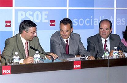 José Blanco, José Luis Rodríguez Zapatero y Manuel Chaves, durante la reunión ayer de la Ejecutiva del PSOE.