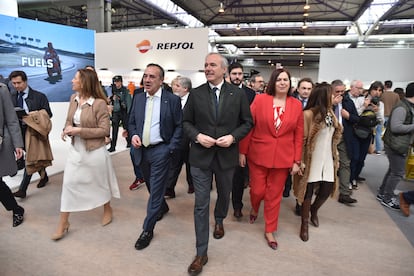 El presidente del Gobierno de Aragón, Jorge Azcón (centro) y la secretaria de Estado de Agricultura y Alimentación, Begoña García (derecha), a su llegada a la Feria Internacional de Maquinaria Agrícola (FIMA), este martes en Zaragoza.