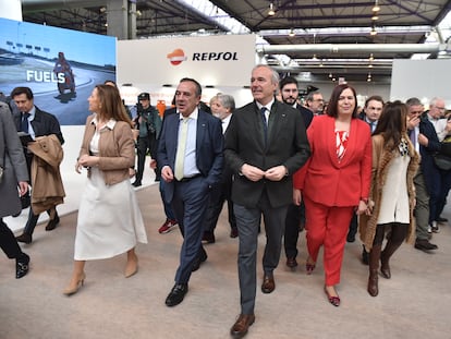 El presidente del Gobierno de Aragón, Jorge Azcón (centro) y la secretaria de Estado de Agricultura y Alimentación, Begoña García (derecha), a su llegada a la Feria Internacional de Maquinaria Agrícola (FIMA), este martes en Zaragoza.