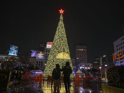 Una pareja observa el gran árbol de navidad de Macy's en Union Square, San Francisco, el pasado jueves 26 de diciembre.