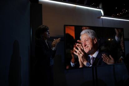 Una intérprete de lenguaje de signos observa una pantalla de tv donde aparece Bill Clinton aplaudiendo mientras Bernie Sanders habla durante la primera sesión de la Convención Nacional Demócrata, en Filadelfia, Pensilvania, EEUU.