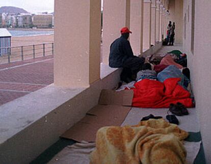 Irregulares descansando bajo la arcada de la clínica San José, en la playa de Las Canteras (Las Palmas).