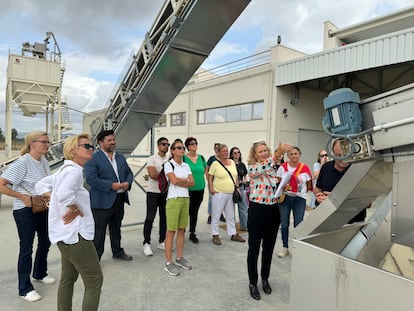 A group from the Provincial Council of Seville, on the washing line of the Cortijo El Puerto oil mill, where a sensor monitors the water flow.