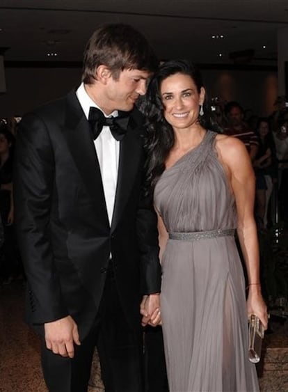 Demi Moore quiere tener un bebé junto a su pareja Ashton Kutcher, según ha admitido en la edición francesa de la revista <i>Marie Claire</i>. La actriz de 46 años aún tiene fuerzas para ser madre otra vez, tuvo tres hijas junto a su ex marido Bruce Willis, y ha confesado que es algo que ya ha hablado con Kutcher. Moore, casada con Ashton desde hace 4 años, ha insistido en que no es importante la edad que los separa y que aún les quedan muchas cosas por vivir, entre ellas la de tener un hijo en común.