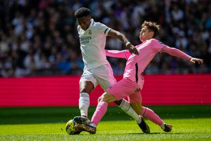 Tchouameni y Lazo en una acción del partido entre el Real Madrid y el Espanyol, en el Bernabéu este sábado.