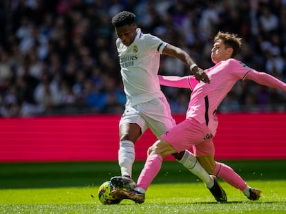 Tchouameni y Lazo en una acción del partido entre el Real Madrid y el Espanyol, en el Bernabéu este sábado.