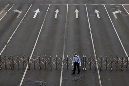 Un policía permanece junto a una calle bloqueada en la avenida Chang'an de Pekín, China.