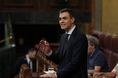 Pedro Sánchez da la réplica a Rafael Hernando en el segundo día de debate de la moción de censura. 