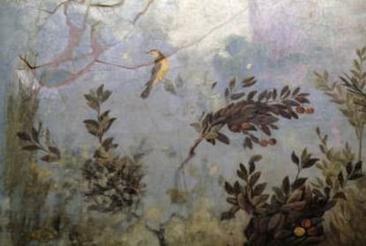 Detalle de las pinturas murales de la Villa de Livia, expuestas en el palacio Massimo de Roma.