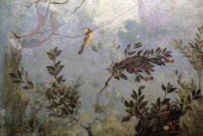 Detalle de las pinturas murales de la Villa de Livia, expuestas en el palacio Massimo de Roma.