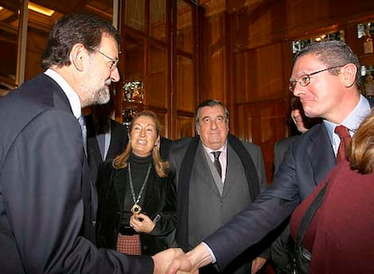 Rajoy saluda ayer a Alberto Ruiz-Gallardón en presencia de Ana Pastor y Pedro López Jiménez, presidente de Unión Fenosa.