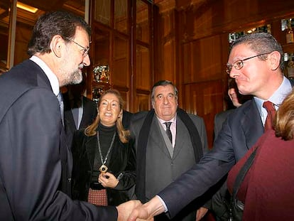 Rajoy saluda ayer a Alberto Ruiz-Gallardón en presencia de Ana Pastor y Pedro López Jiménez, presidente de Unión Fenosa.