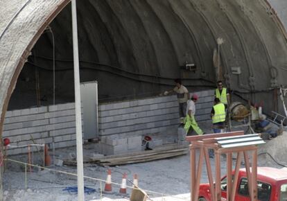 Un grupo de obreros tapia un túnel de la A7 en Granada.