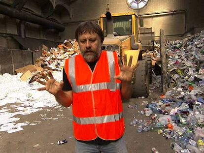 El filósofo Slavoj Zizek, en una imagen del documental <i>Examined life. </i>