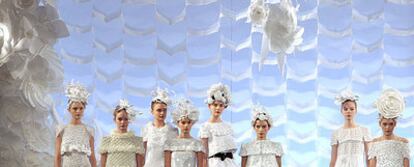 Modelos de alta costura de la colección de Karl Lagerfeld para Chanel.