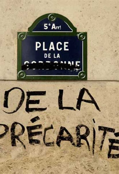 Los manifestantes han tachado el nombre de la plaza de la Sorbona, símbolo de las protestas estudiantiles que vivió Francia en mayo del 68, y lo han sustituido por el de plaza de la precariedad.