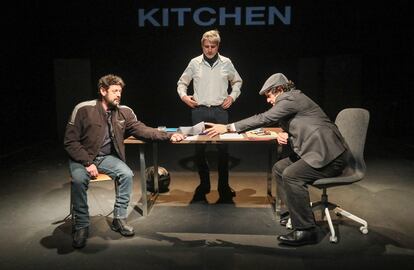 Manolo Solo, Alberto San Juan y Pedro Casablanc, en un ensayo de 'Kitchen' en el Teatro del Barrio de Madrid.