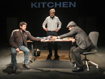 Manolo Solo, Alberto San Juan y Pedro Casablanc, en un ensayo de 'Kitchen' en el Teatro del Barrio de Madrid.