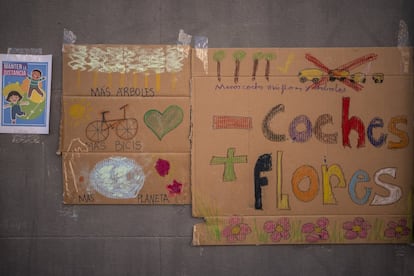 “Más árboles, más bicis, más planeta”, dicen los carteles elaborados por los escolares del colegio Fernando El Católico.